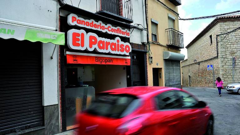 Un encapuchado atraca una panadería a punta de navaja Un encapuchado atraca una panadería a punta de navaja