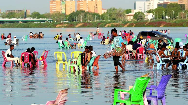 Tertulias en las aguas del río Nilo en Sudán Tertulias en las aguas del río Nilo en Sudán