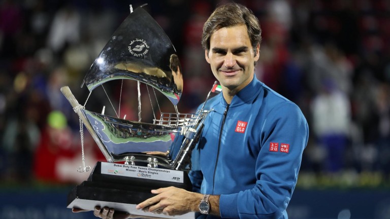 Roger Federer doblega a Stefanos Tsitsipas y se hace centenario en Dubái