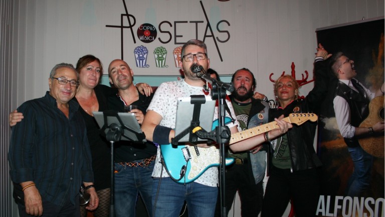 Alfonso Marín pone a bailar al pub Rosetas