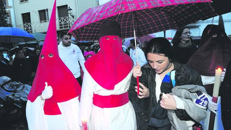 La lluvia cumple su amenaza y rompe la procesión magdalenera La lluvia cumple su amenaza y rompe la procesión magdalenera