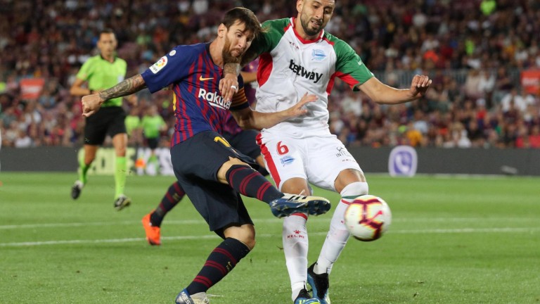 Messi lidera la primera victoria ante el Alavés