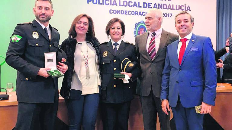 Cruz verde a la profesionalidad de dos agentes de policía local