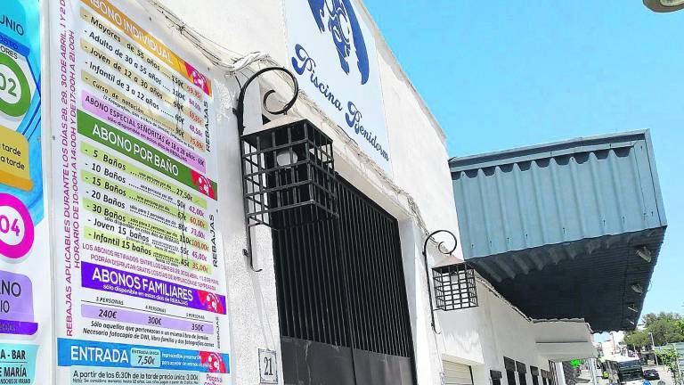 El dueño de la piscina se niega a retirar la “publicidad sexista” El dueño de la piscina se niega a retirar la “publicidad sexista”