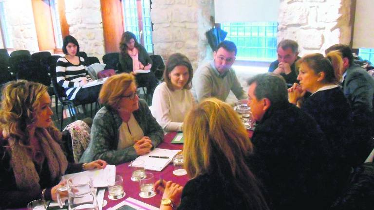 La mesa de Cástulo planifica próximos proyectos y recursos La mesa de Cástulo planifica próximos proyectos y recursos