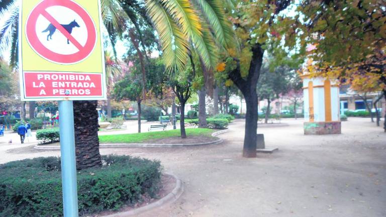 Los perros no son bienvenidos sobre los jardines de la ciudad Los perros no son bienvenidos sobre los jardines de la ciudad
