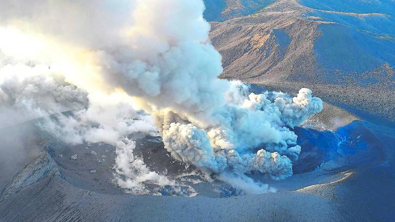 El volcán Shinmoedake, de Japón, en erupción