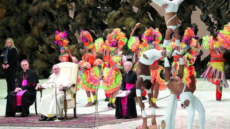 El Circo de Cuba actúa para el Papa Francisco