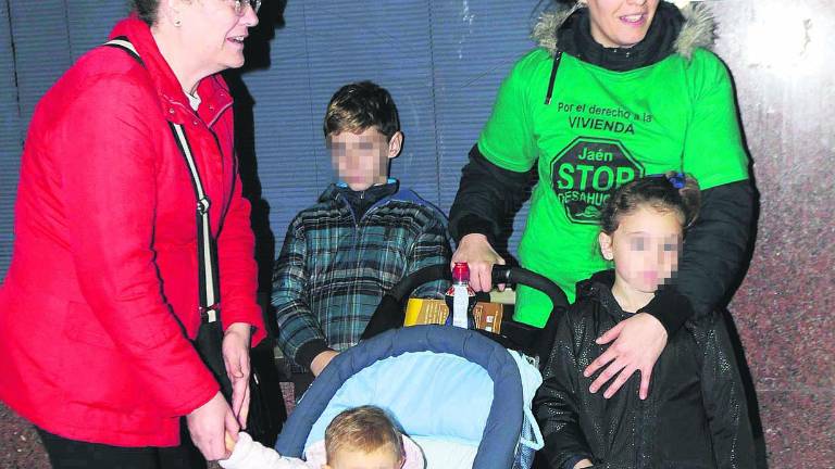 La familia que lleva dos semanas sin luz espera, hoy, un contador La familia que lleva dos semanas sin luz espera, hoy, un contador