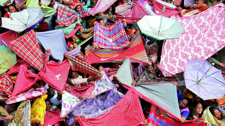 Lluvia de arroz en el festival hindú Annakut
