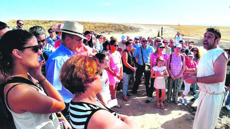 Cástulo se llena de visitantes para conocer su gran historia Cástulo se llena de visitantes para conocer su gran historia