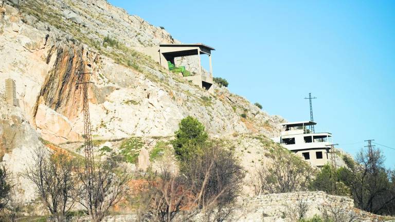 La Junta paraliza la actividad en la cantera de la Fuente de la Peña