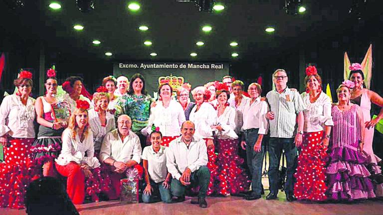 Todo listo para que luzcan los farolillos Todo listo para que luzcan los farolillos