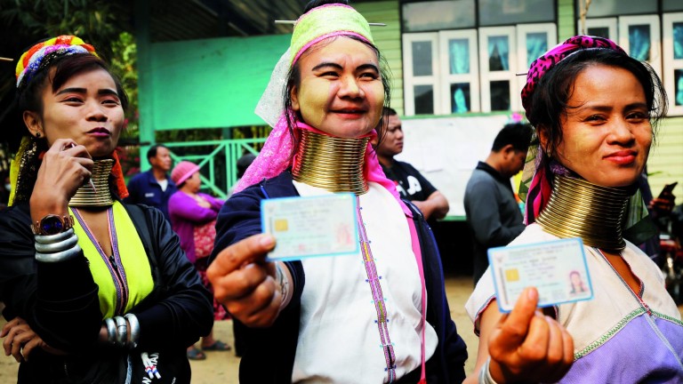 Tailandia y sus mujeres jirafa también votan