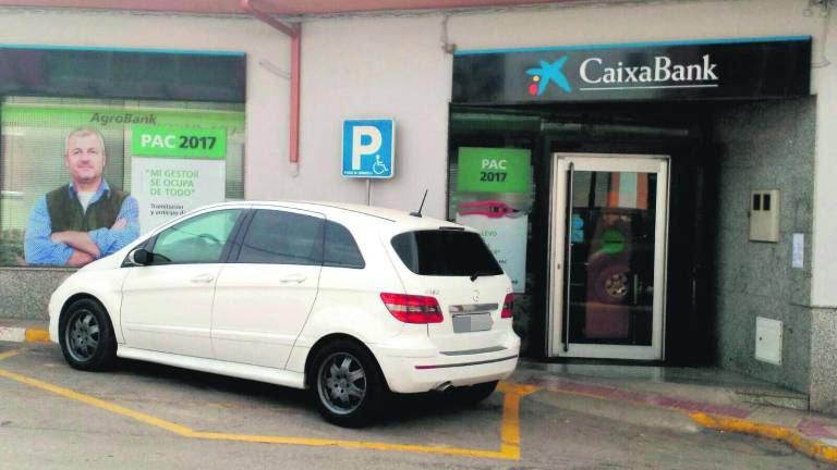 Un encapuchado atraca un banco en Orcera con un hacha Un encapuchado atraca un banco en Orcera con un hacha