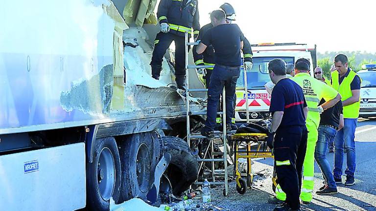 Una avería, causa de que el camión con el que chocó el autobús estuviera parado Una avería, causa de que el camión con el que chocó el autobús estuviera parado