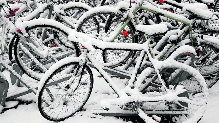 La nieve tiñe de blanco las bicicletas de Zurich La nieve tiñe de blanco las bicicletas de Zurich