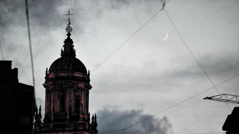 Una torre y un cielo fantasmagóricos