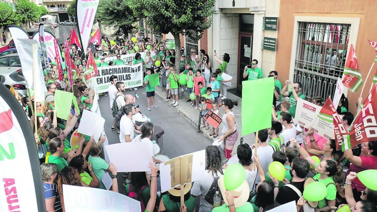 Interinos protestan contra los “recortes” en educación