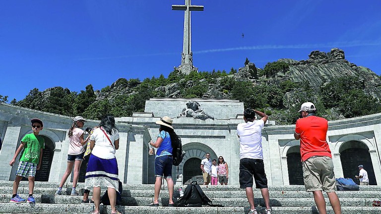 El Gobierno prevé exhumar los restos de Franco en enero
