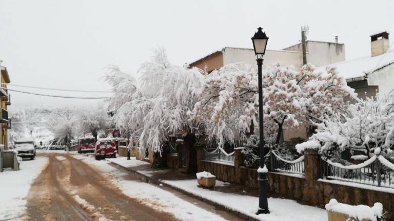 La nieve obliga a circular con cadenas en diez vías La nieve obliga a circular con cadenas en diez vías