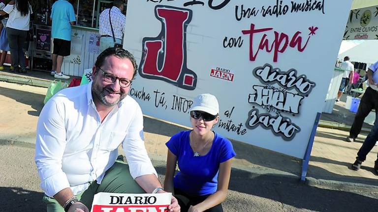 Una grafitera que pinta las ondas Una grafitera que pinta las ondas
