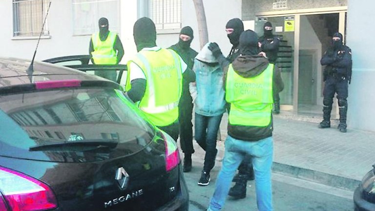 Detenidos en Girona 2 hermanos acusados de financiar al Daesh