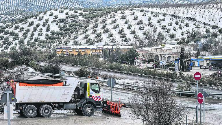 La nieve obliga a circular con cadenas en diez vías La nieve obliga a circular con cadenas en diez vías