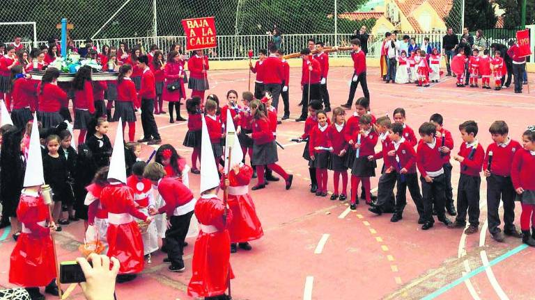 Procesión escolar en el patio