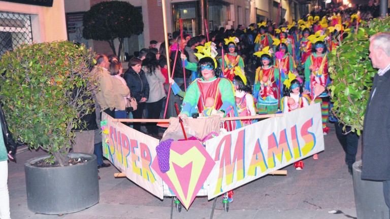 El colorido y la imaginación dan un toque mágico a los carnavales