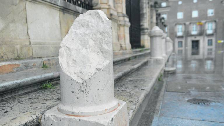Una plataforma “echa a volar” y causa daños en la Catedral Una plataforma “echa a volar” y causa daños en la Catedral