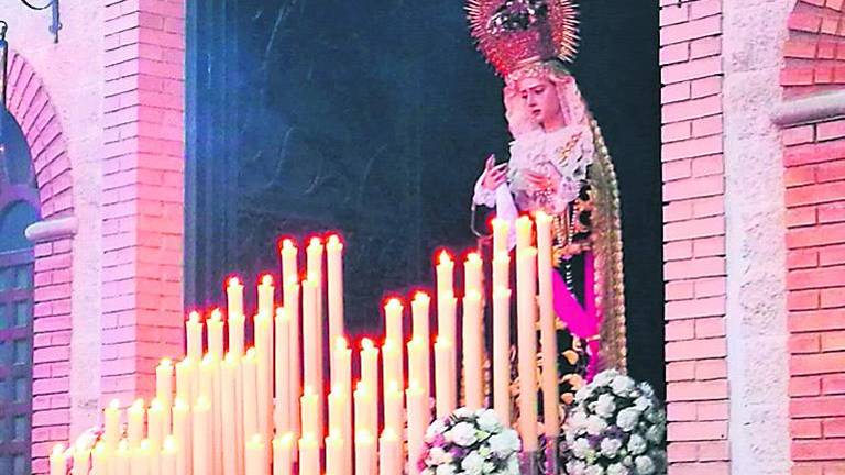 Los hermanos de la Vera-Cruz completan su Lunes Santo Los hermanos de la Vera-Cruz completan su Lunes Santo