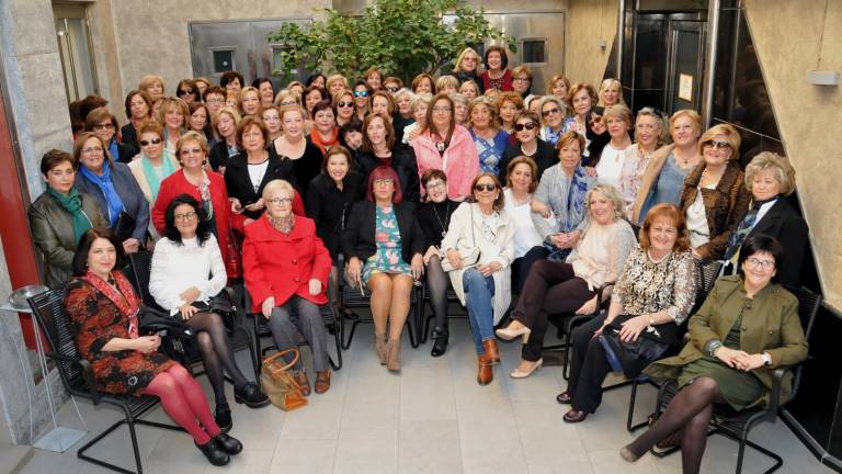 Reunión de antiguas compañeras Reunión de antiguas compañeras