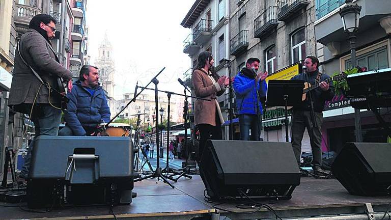 La zambomba reina en los días previos a la Navidad