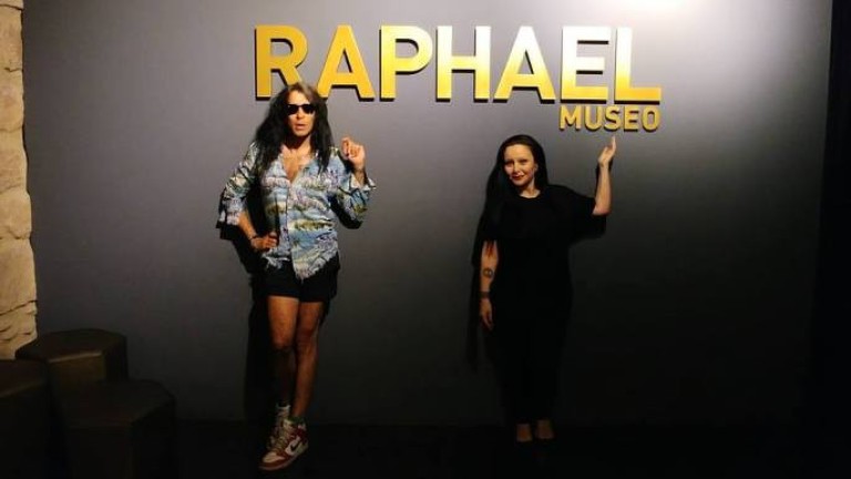 Visita “obligada” de Alaska y Mario al Museo Raphael
