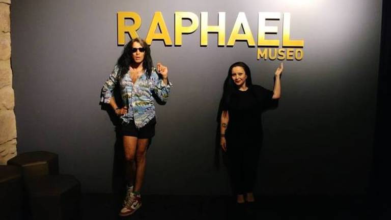 Visita “obligada” de Alaska y Mario al Museo Raphael