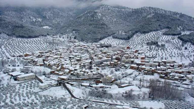 La nieve obliga a circular con cadenas en diez vías La nieve obliga a circular con cadenas en diez vías