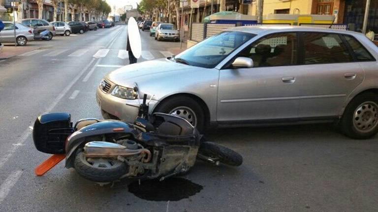 Un herido en un accidente con una moto en Andújar Un herido en un accidente con una moto en Andújar