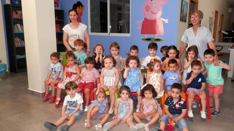 Los pequeños visitan la biblioteca