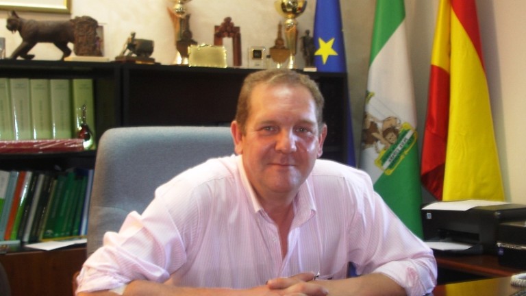 El alcalde de Santa Elena continúa en el Partido Popular