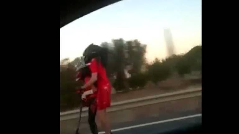 Graban un patinete a gran velocidad en una autovía Graban un patinete a gran velocidad en una autovía