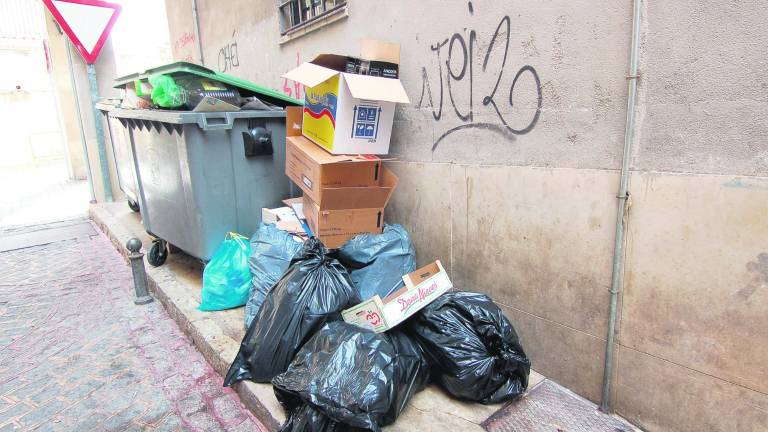 Paredes pintadas y basura en los alrededores de la Catedral Paredes pintadas y basura en los alrededores de la Catedral