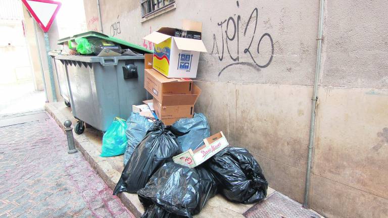 Paredes pintadas y basura en los alrededores de la Catedral