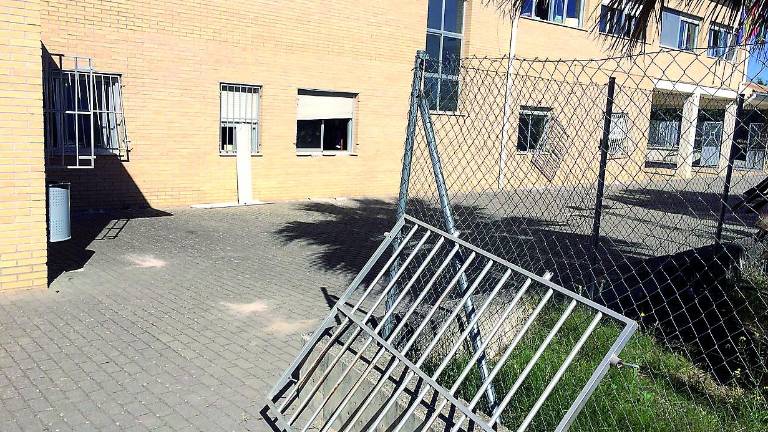 Los ladrones “destrozan” un instituto de Castillo de Locubín Los ladrones “destrozan” un instituto de Castillo de Locubín
