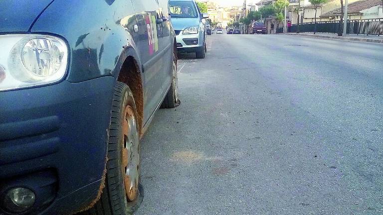 Casi 40 vehículos pinchados en la barriada de Arrayanes Casi 40 vehículos pinchados en la barriada de Arrayanes