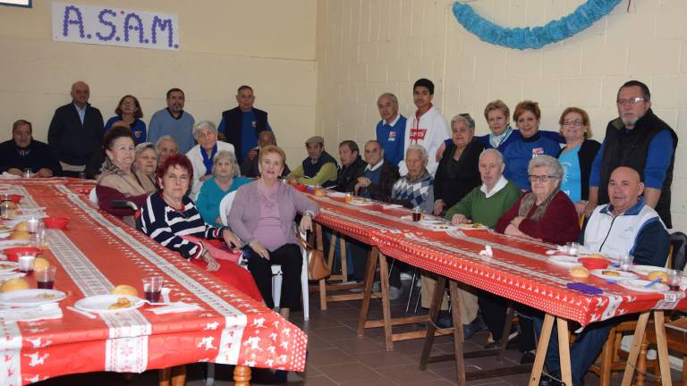 Miembros de Asam lo festejan Miembros de Asam lo festejan