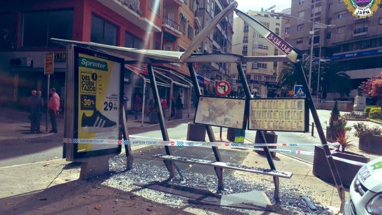 Un autobús se lleva por delante una marquesina Un autobús se lleva por delante una marquesina