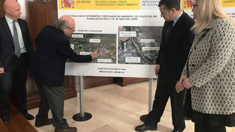Trabajos de limpieza del cauce en el Guadalquivir Trabajos de limpieza del cauce en el Guadalquivir