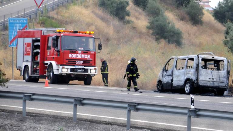 Un incendio calcina una furgoneta en la que viajaban seis personas