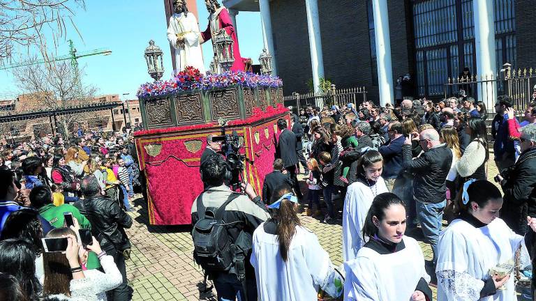 “Caridad y Salud” espera la llegada del paso de misterio “Caridad y Salud” espera la llegada del paso de misterio